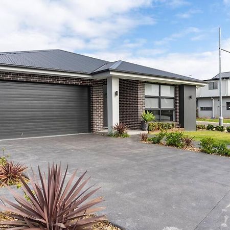 Neat 4 Bedroom In Catherine Fields Narellan Exterior photo