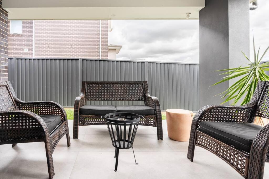 Neat 4 Bedroom In Catherine Fields Narellan Exterior photo